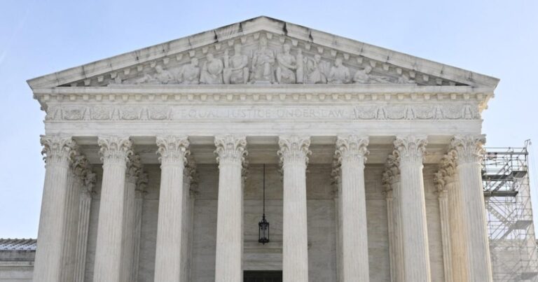 Верховный суд блокирует администрацию Трампа от депортации в соответствии с Законом о иностранных врагах