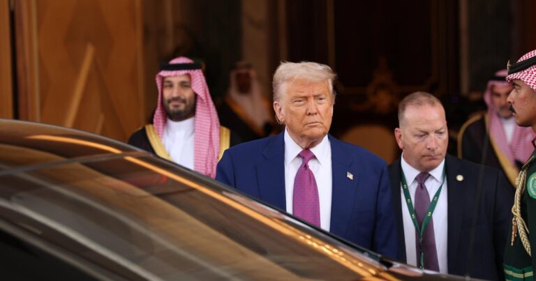 Трамп говорит, что он поднимет санкции в Сирию: «Я говорю удачи, Сирия. Покажите нам что -то особенное».