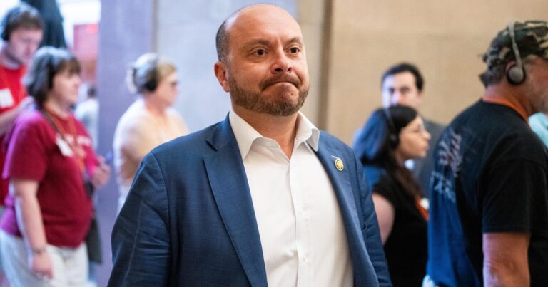 Член палаты Нью -Йорка Эндрю Гарбарино проспал голосование «Большой, красивой законопроект», который прошел всего 1 голос, говорит спикер