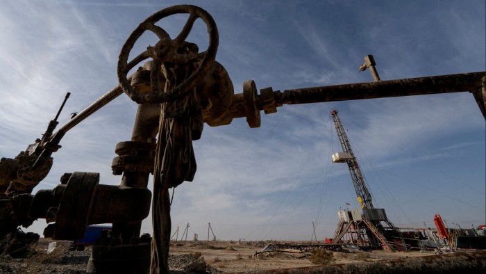 Под руководством Saud OPEC+ расширяет производство, несмотря на падение цен на нефть