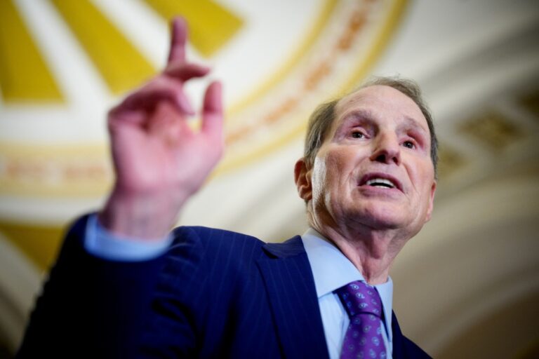 Wyden: AT & T, T-Mobile и Verizon не уведомляли сенаторов о запросах наблюдения