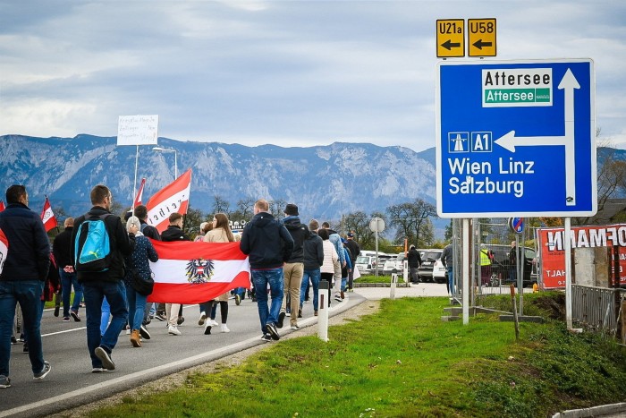 Австрийцы протестуют против лагеря палатки для просителей убежища в 2022 году