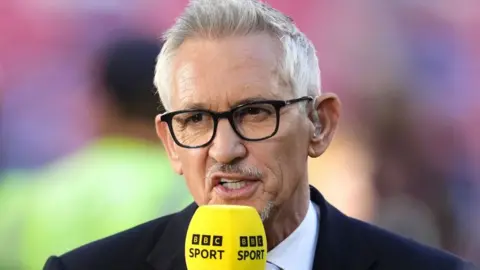 PA Media Gary Lineker Говорит в желтый спортивный микрофон BBC
