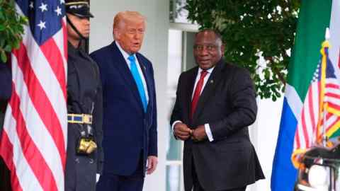 Президент Дональд Трамп приветствует президента Южной Африки Кирил Рамафоса