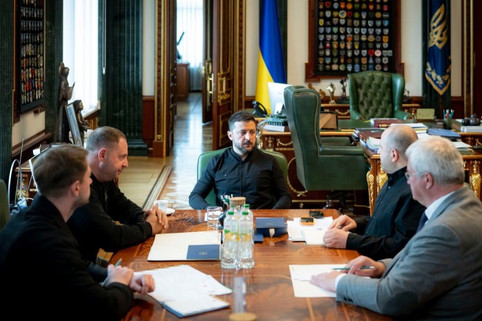 Volodymyr Zelenskyy встречается с официальными лицами Украины за столом 