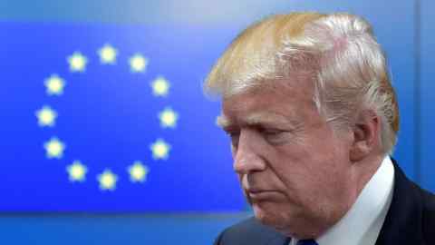 Дональд Трамп с кругом 12 золотых звезд, представляющих ЕС на заднем плане