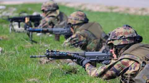 Солдаты швейцарской армии принимают участие в упражнении с боеприпасами в прямом эфире