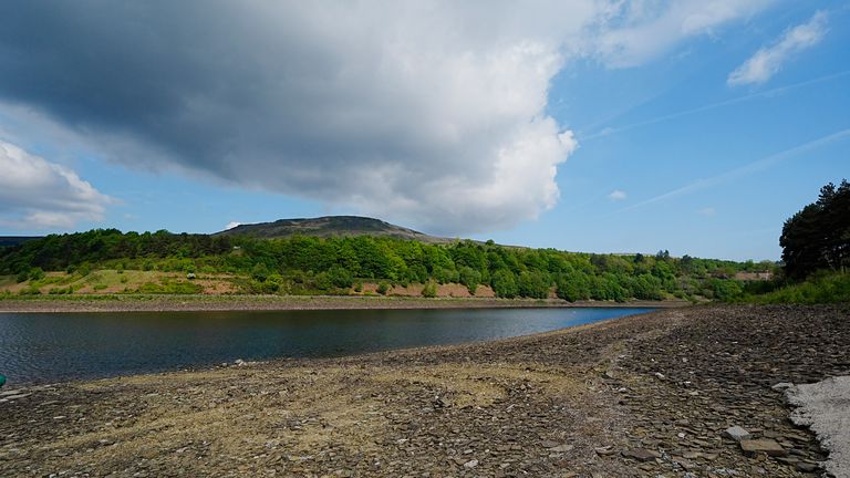 Вид на уровни воды в водохранилище Торсайд в Дербишире .. PIC: PA