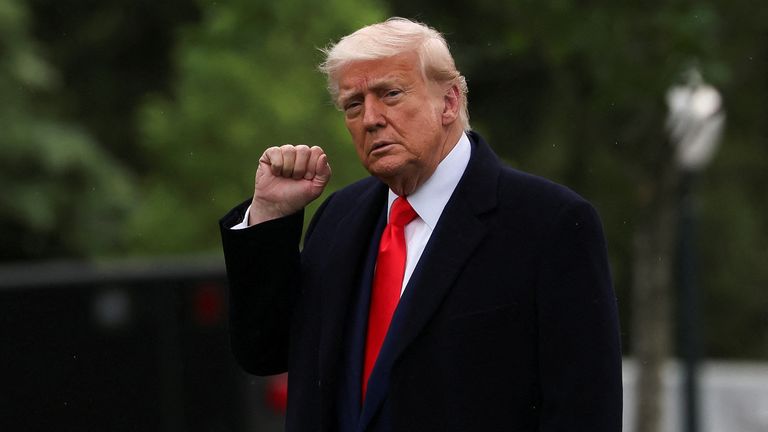 Президент США Дональд Трамп покидает Белый дом, чтобы посетить свой собственный гала -концерт.  PIC: Reuters/Evelyn Hockstein