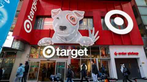 Люди ходят по магазину Target в центре Манхэттена в Нью -Йорке