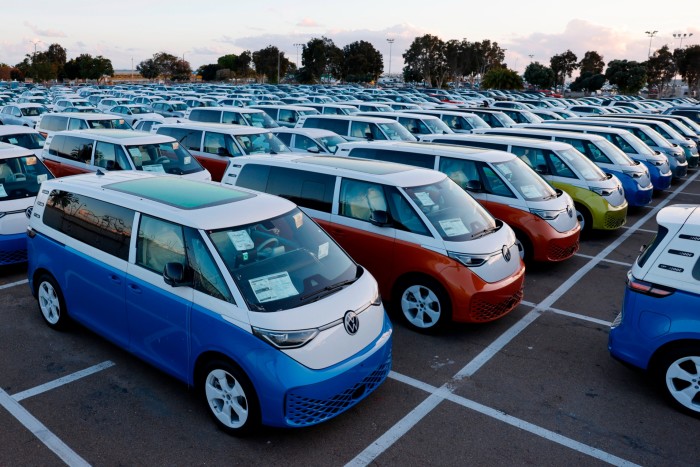 Ряды Volkswagen ID Buzz Электрические автобусы, припаркованные на участке переработки транспортных средств в Национальном городе, штат Калифорния