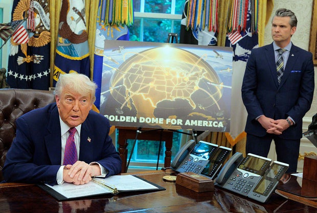 Президент Трамп делает объявление с министром обороны Хегсет в Овальном кабинете 