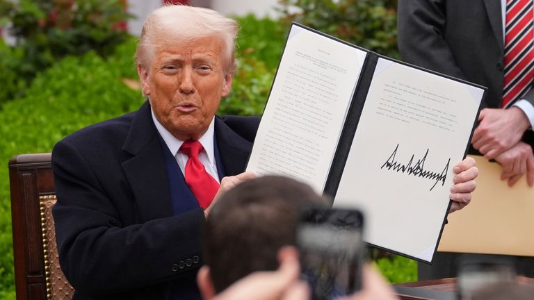 Президент Дональд Трамп имеет подписанный исполнительный приказ во время мероприятия, чтобы объявить о новых тарифах в Розаде Белого дома в среду, 2 апреля 2025 года, в Вашингтоне. (AP Photo/Evan Vucci)
