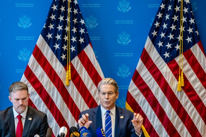 Представитель по торговле в США Джеймисон Грир, слева, и министр финансов США Скотт Бессент принимают участие в пресс-конференции после двух дней закрытых дверных дискуссий о торговле между США и Китаем, в Женеве, Швейцария в понедельник, 12 мая 2025 года.