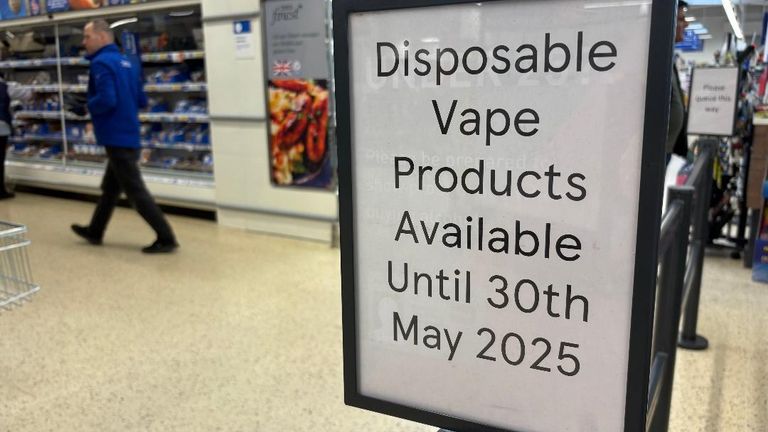 Знак для клиентов в магазине Tesco в Джеррардс -Кросс, Бакингемшире, который советует клиентам, что продажа одноразовых вейпов закончится 30 мая 2025 года.