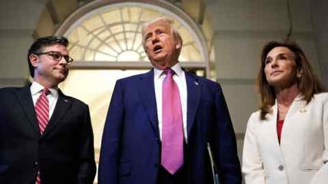 Президент Дональд Трамп с спикером дома Майк Джонсон и Лиза Макклейн
