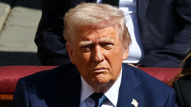 Президент США Дональд Трамп посещает похоронную мессу папы Франциска в Ватикане, 26 апреля 2025 года. Reuters/Kai Pfaffenbach