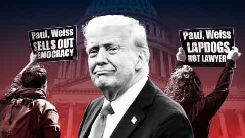 Монтаж изображение Дональда Трампа, Капитолия и активистов, протестующих против сделки Пола Вайса с президентом