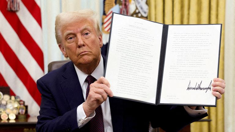 Сенаторы США пытаются запретить «глубоко коррумпированные» крипто -схемы Трампа | Наука, климат и технические новости