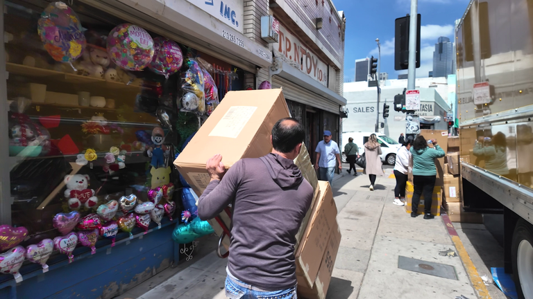 Красочные воздушные шары строят окна в Toy District LA
