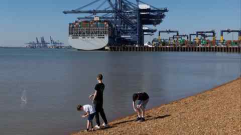 Контейнерные суда загрузки и разгрузки в порту Felixstowe, Англия
