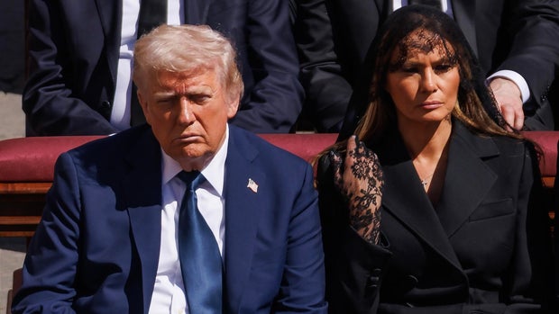 Президент Трамп делится сгенерированной ИИ фото, одетой как Папа