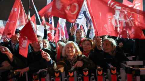 Сторонники главной оппозиционной республиканской народной партии Турции (CHP) посещают митинг, чтобы протестовать против ареста мэра Стамбула Экрем Имамоглу