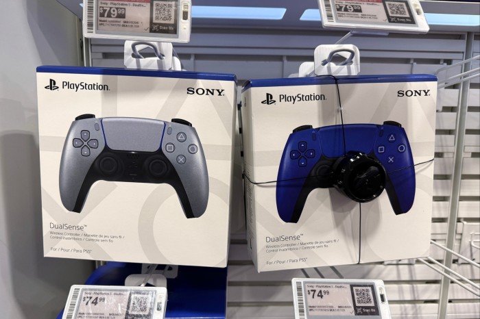 Контроллеры PlayStation выставлены в магазине в Калифорнии, США, в декабре 2024 года.