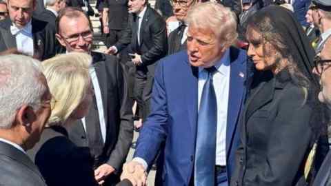 Урсула фон дер Лейн пожимает руку Дональду Трампу