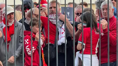 Поклонники Reuters Liverpool заперты с Stade de France