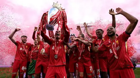 Getty Images Footballers Liverpool Footballing отмечает победу в титуле Английской Премьер -лиги