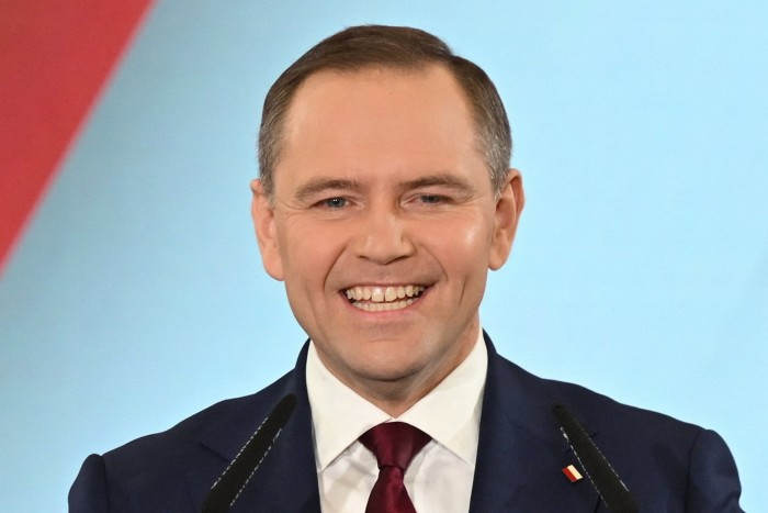 Кандидат в ЕС узко впереди в первом раунде в Польше.