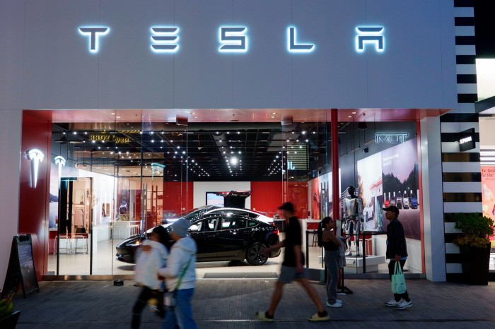 Инвесторы пенсионного фонда требуют, чтобы Elon Musk работал 40-часовой недели в Tesla