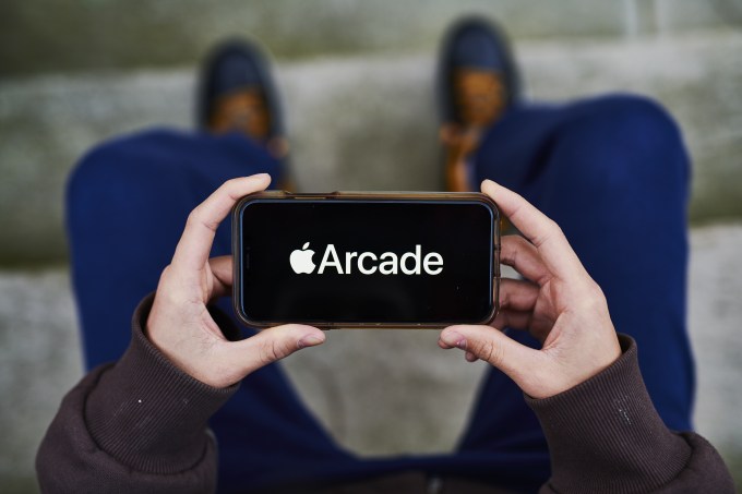 Вывеска службы подписки на видеоигры Apple Arcade отображается на iPhone
