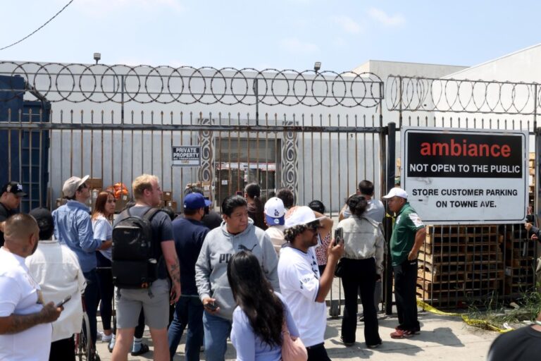 La Ice Raids управляют иммигрантами и гражданами под землей