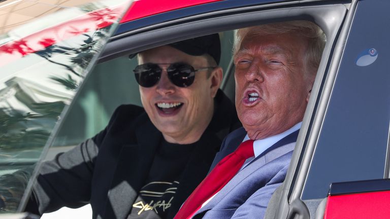 Президент США Дональд Трамп и генеральный директор Tesla Элон Маск сидят в автомобильной модели Tesla, перед Белым домом в Вашингтоне, округ Колумбия, США, 11 марта 2025 года. Reuters/Kevin Lamarque