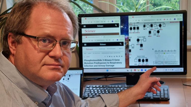 Профессор Сергей Неджентцев показывает генетическое изменение, которое вызвало APD в семье мисс Кэтчпол
