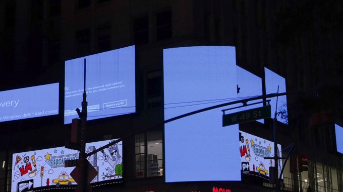 Билборды Times Square, демонстрирующие синий экран смерти с Windows после отключения краудстак 19 июля 2024 года.