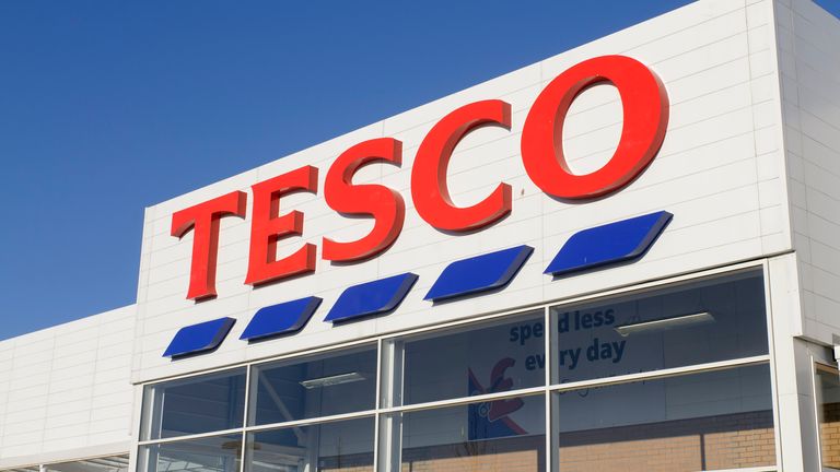 Магазин Tesco и знак. PIC: ISTOCK