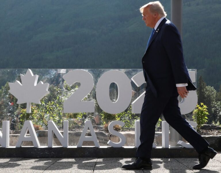 Трамп говорит, что торговые переговоры с Канадой приостановлены по поводу налога на технологические фирмы