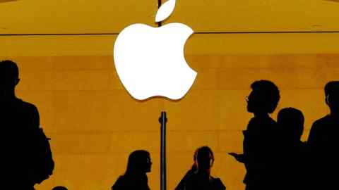 Клиенты проходят мимо логотипа Apple внутри магазина Apple на Гранд -Станции в Нью -Йорке