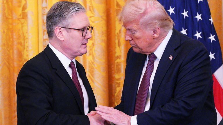 Премьер -министр Великобритании Кейр Стармер и президент США Дональд Трамп встряхивают руки во время совместной пресс -конференции в Восточной комнате в Белом доме, 27 февраля 2025 года в Вашингтоне, округ Колумбия, США Carl Court/Pool через Reuters