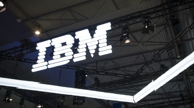 логотип IBM, освещенный на темном фоне