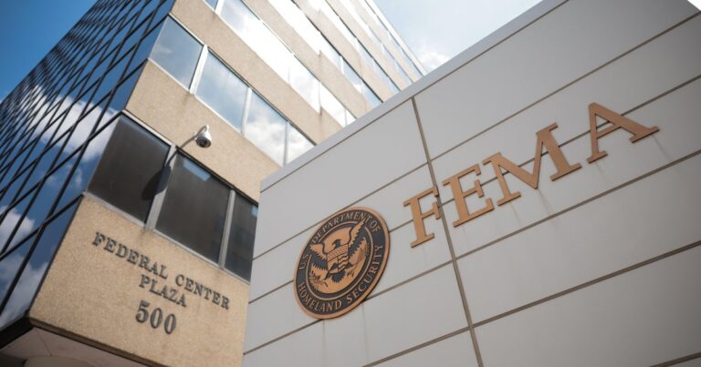Руководитель центра реагирования на шторм FEMA уходит из агентства на фоне исхода руководства