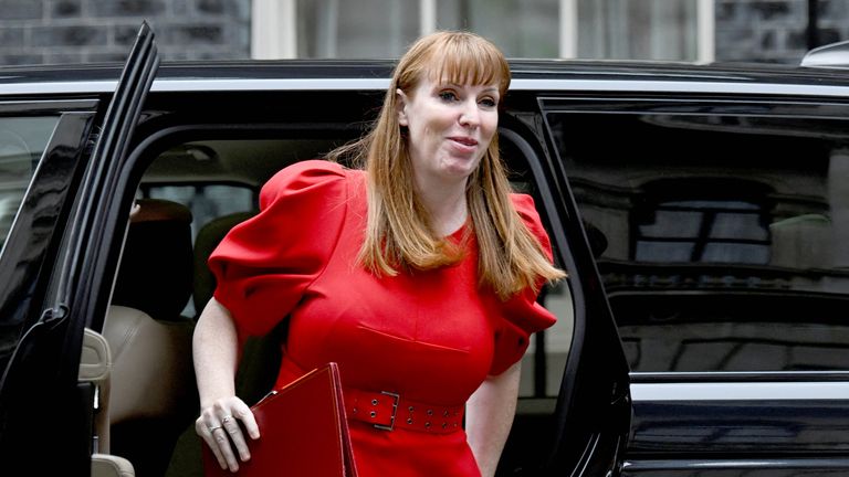 Анжела Рейнер прибывает на заседание кабинета на 10 Даунинг -стрит.  PIC: Reuters