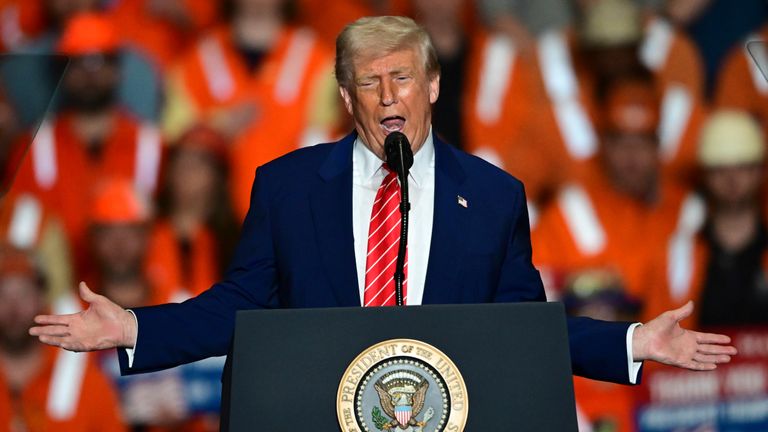 Президент Дональд Трамп выступает на заводе US Steel Mon Valley Work-Irvin, пятница, 30 мая 2025 года, в Уэст-Миффлин, Пенсильвания (AP Photo/David Dermer)