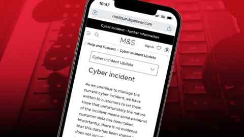Montage с экраном смартфона, показывающего сообщение от M & S для своих клиентов о кибер -атаке