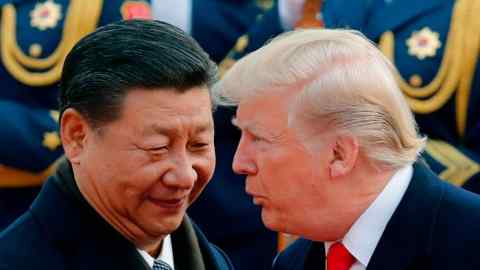Крупный план Дональда Трампа наклоняется, чтобы поговорить с Си Цзиньпином