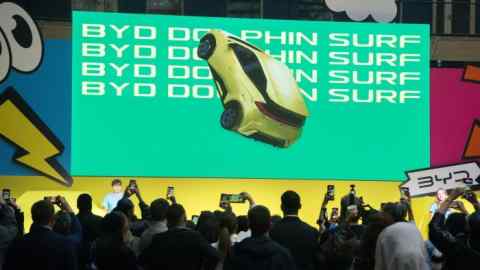 BYD продвигает электромобиль Dolphin Surf Electric на экране на своем запуске в Париже в прошлом месяце