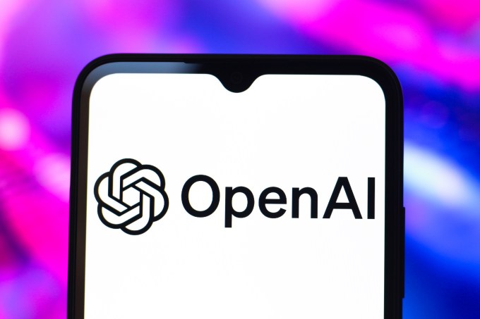 Логотип OpenAI отображается на экране смартфона.